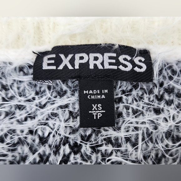 🚨LAST CALL🚨 Express Aztec Fuzzy Knit Sweater Women's Extra Small Soft & Comfy - Picture 3 of 9